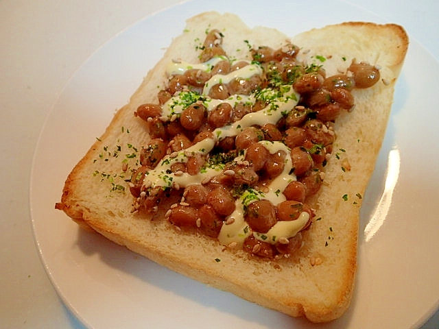 サンスイートで　あおさ・ごま・マヨ納豆トースト