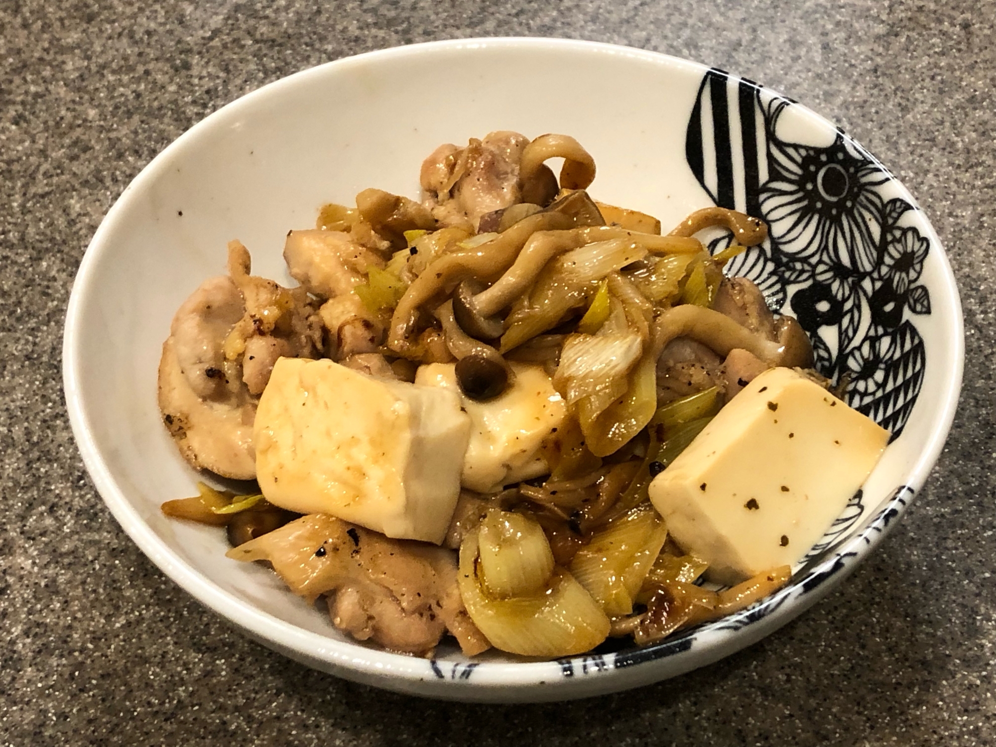 簡単！鶏もも肉と豆腐の青じそドレッシング炒め