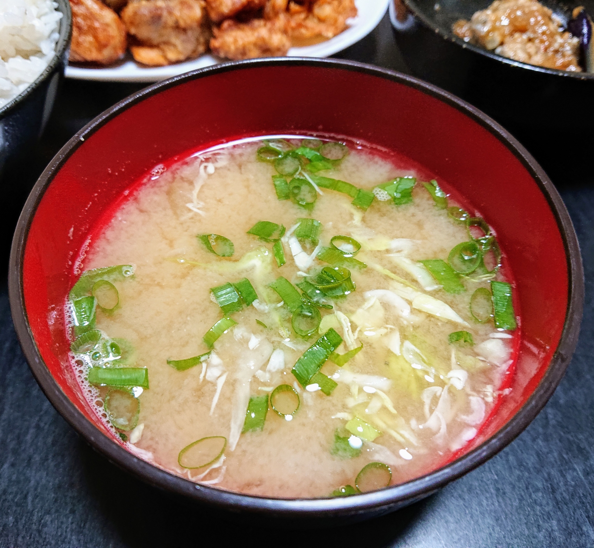 千切りキャベツと玉ねぎの味噌汁