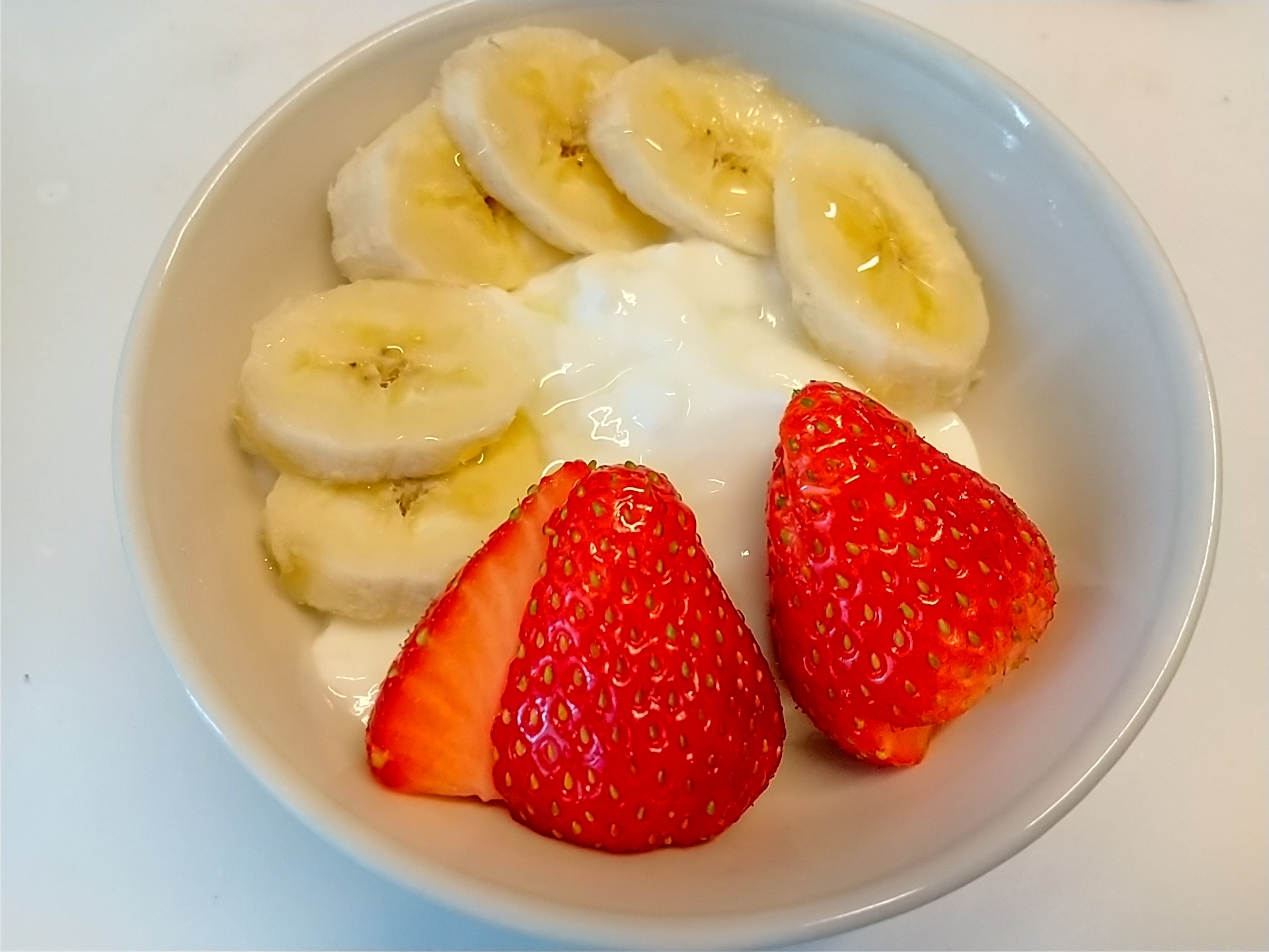 朝食に♡いちごとバナナのハチミツかけヨーグルト