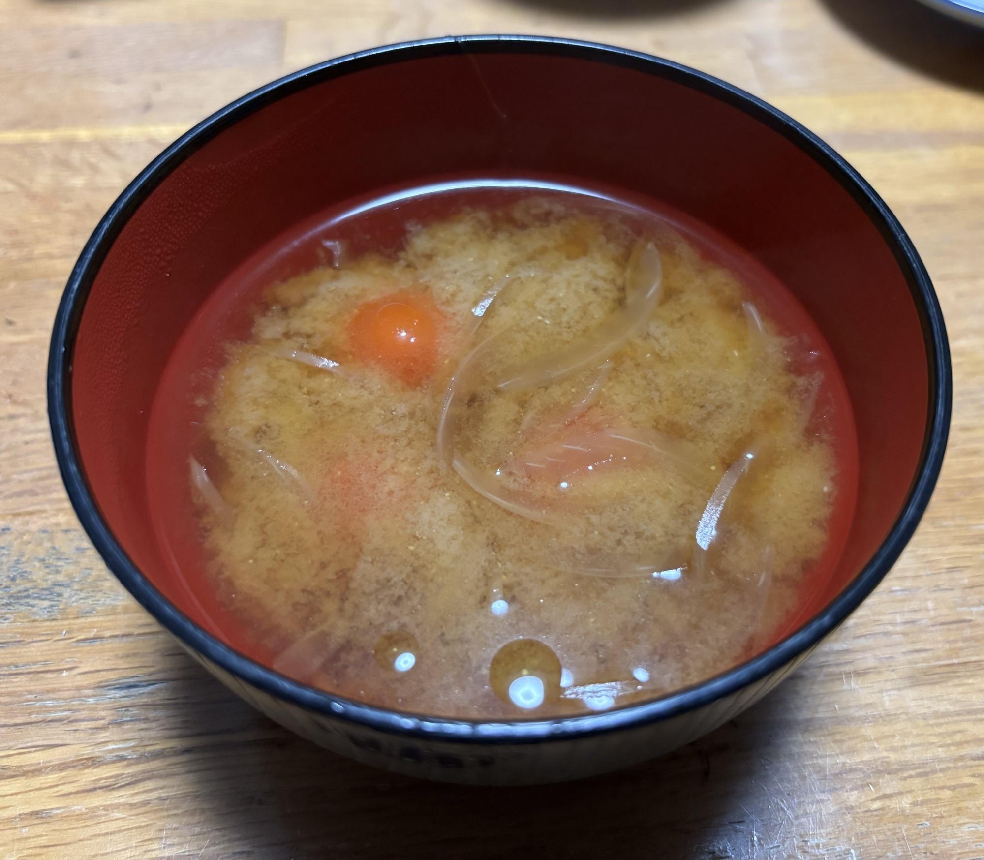 トマトと玉ねぎ　味噌汁