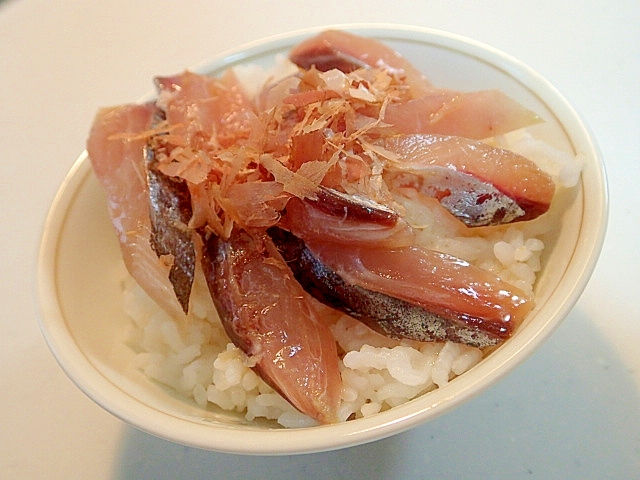 米酢でさっぱり　鯵刺の漬け丼