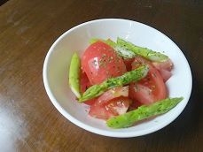 アスパラとトマトのガーリックオイルサラダ