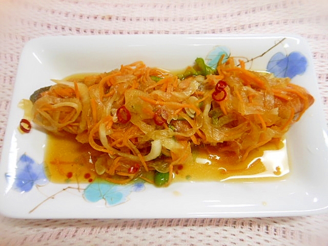 寿司酢で玉葱たっぷり☆鮭の南蛮漬け☆