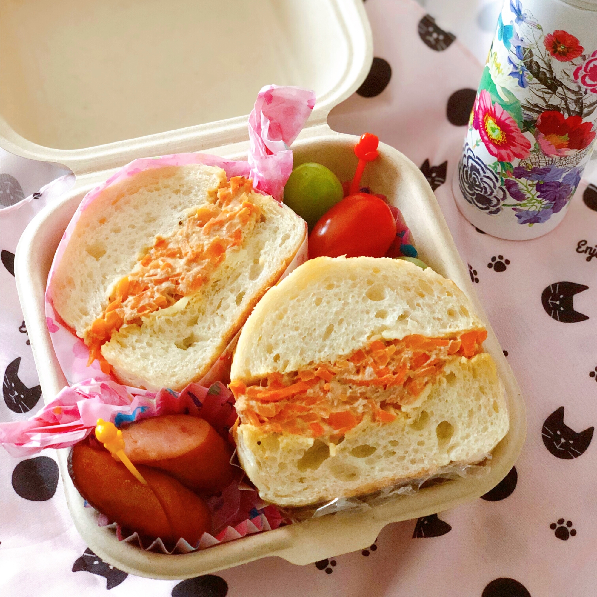 白いランチボックスに盛り付けたにんじんツナサンド