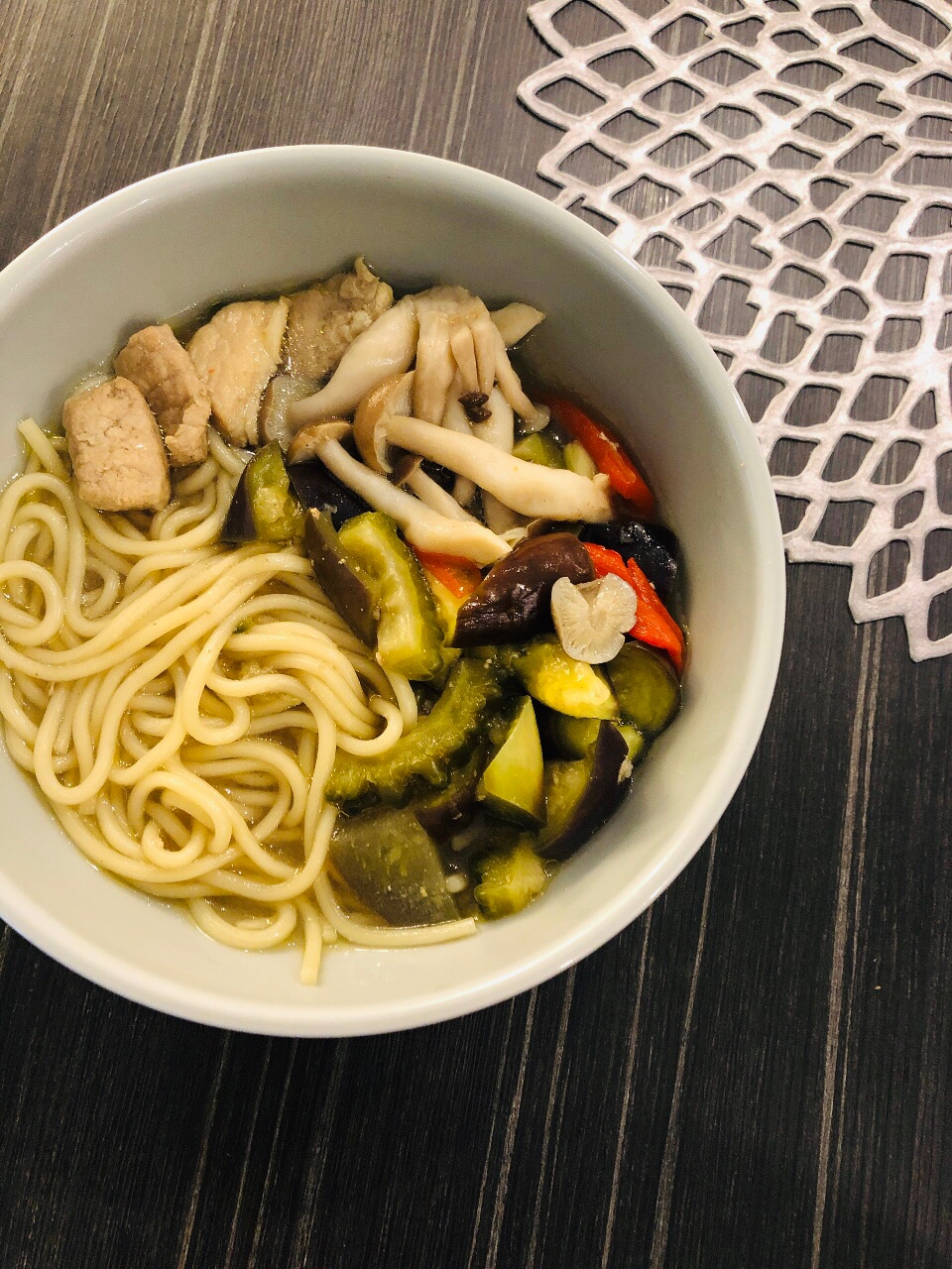 豚肉としめじ、夏野菜のスパイシー麺