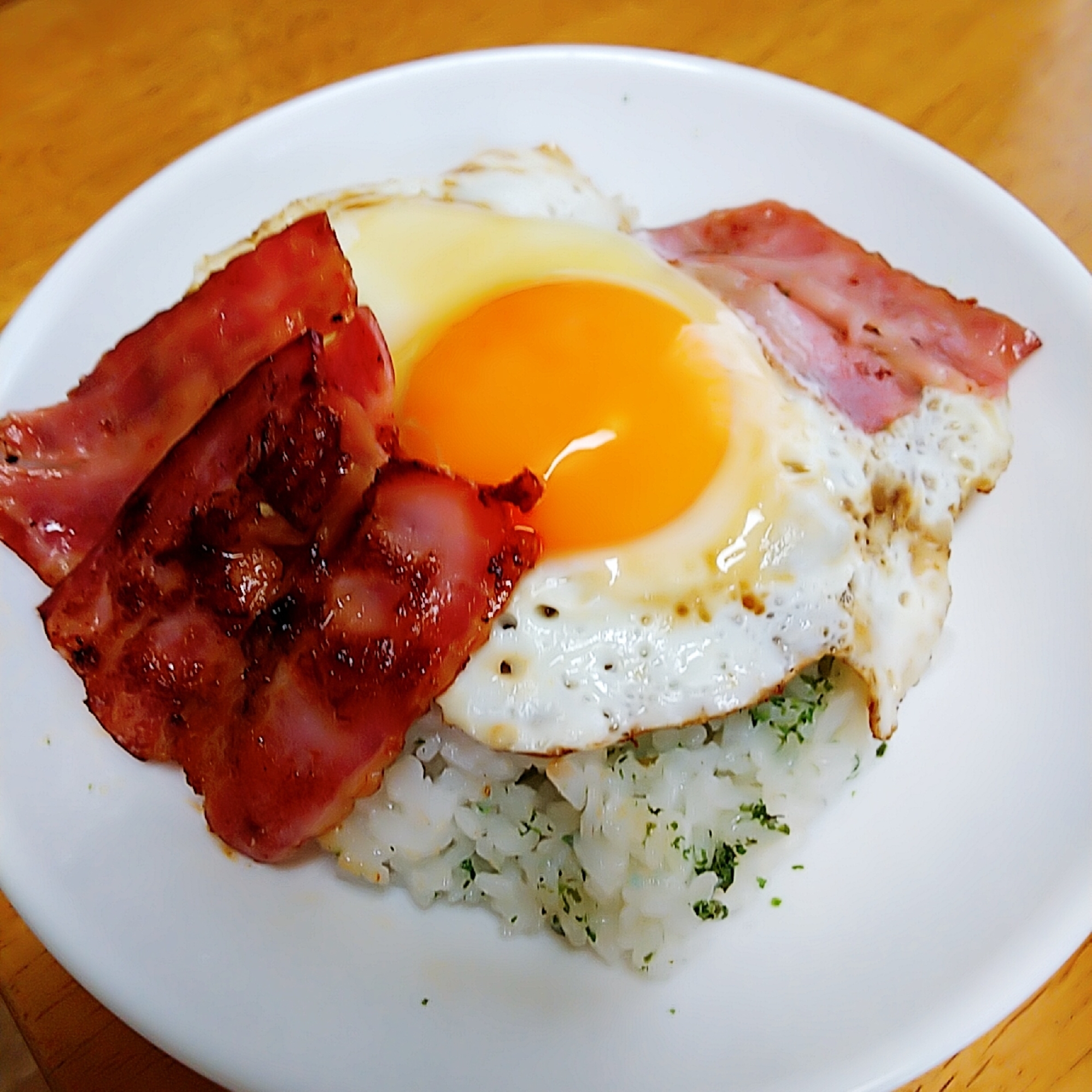 青のり香る☆焦がし醤油のベーコンエッグ丼