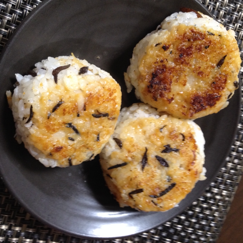 じゃことひじきの焼きおにぎり