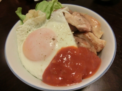 サラダ菜をレタスに変えて作りました♪すっごく手軽なのにソースのおかげで、まるでカフェでいただく丼のようでした♪