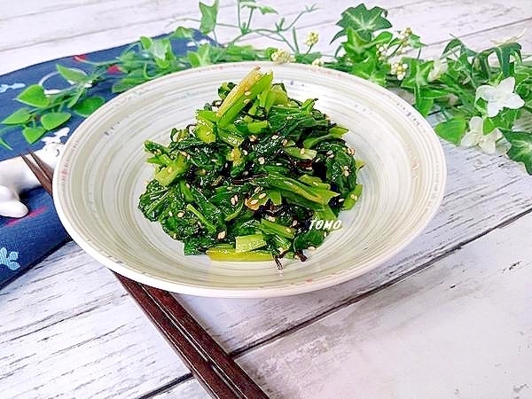 白い器に盛り付けられたかぶの葉の塩昆布ナムル