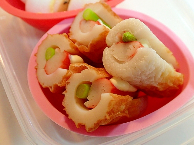 ピンクの器に盛り付けられたカニカマとアスパラガスのちくわ巻き