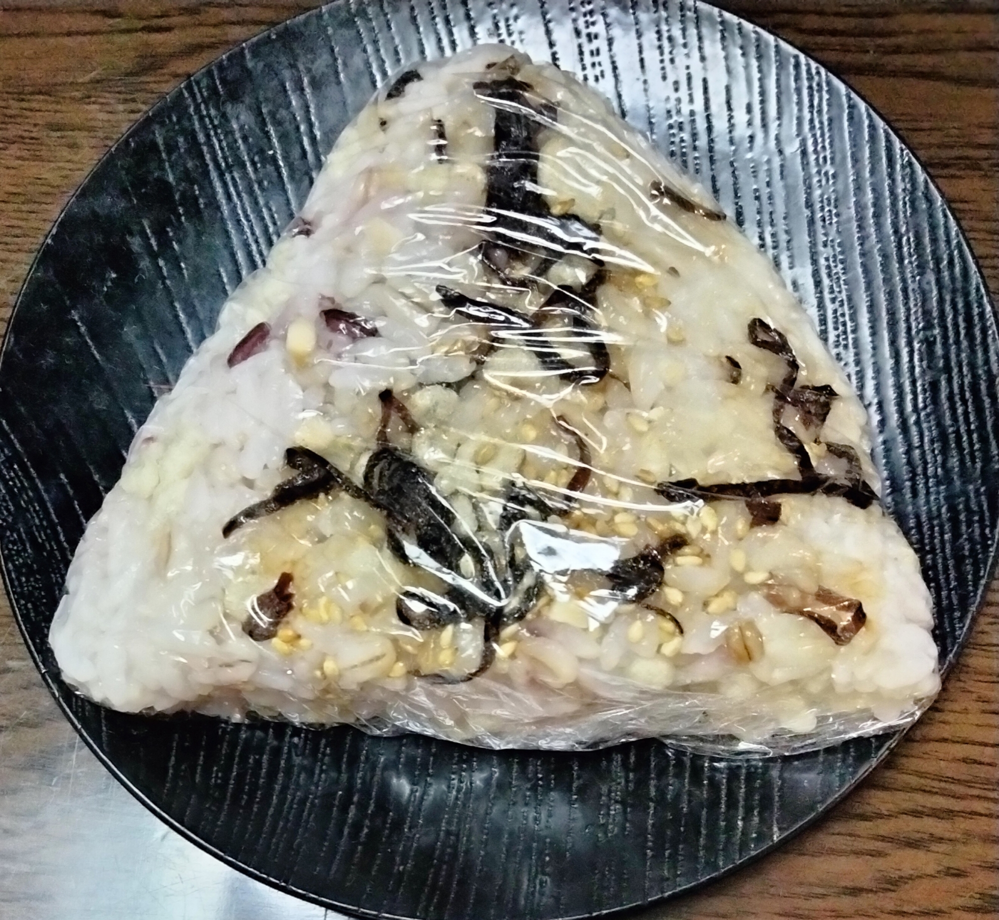 雑穀ごはんおにぎり 塩昆布天かす白ごま