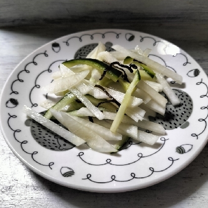 きょうはこちら♬塩昆布とごま油に隠し味のシロップの甘さでしんなりとして浅漬け感覚で食べれました♡今日も素敵レシピ感謝です(*´ω`*)