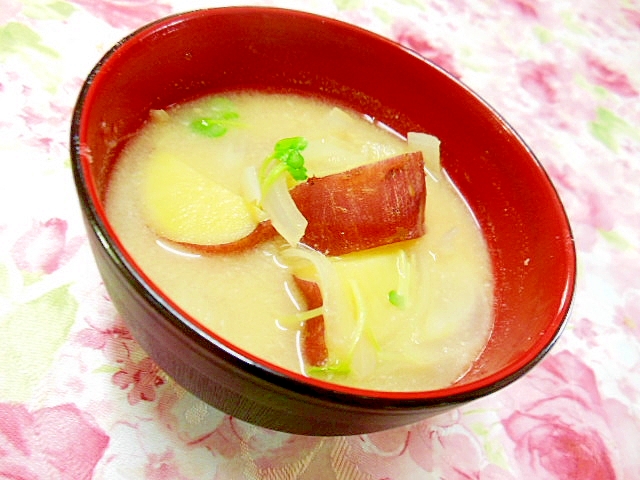 ❤薩摩芋と玉葱と貝割れ大根のお味噌汁❤