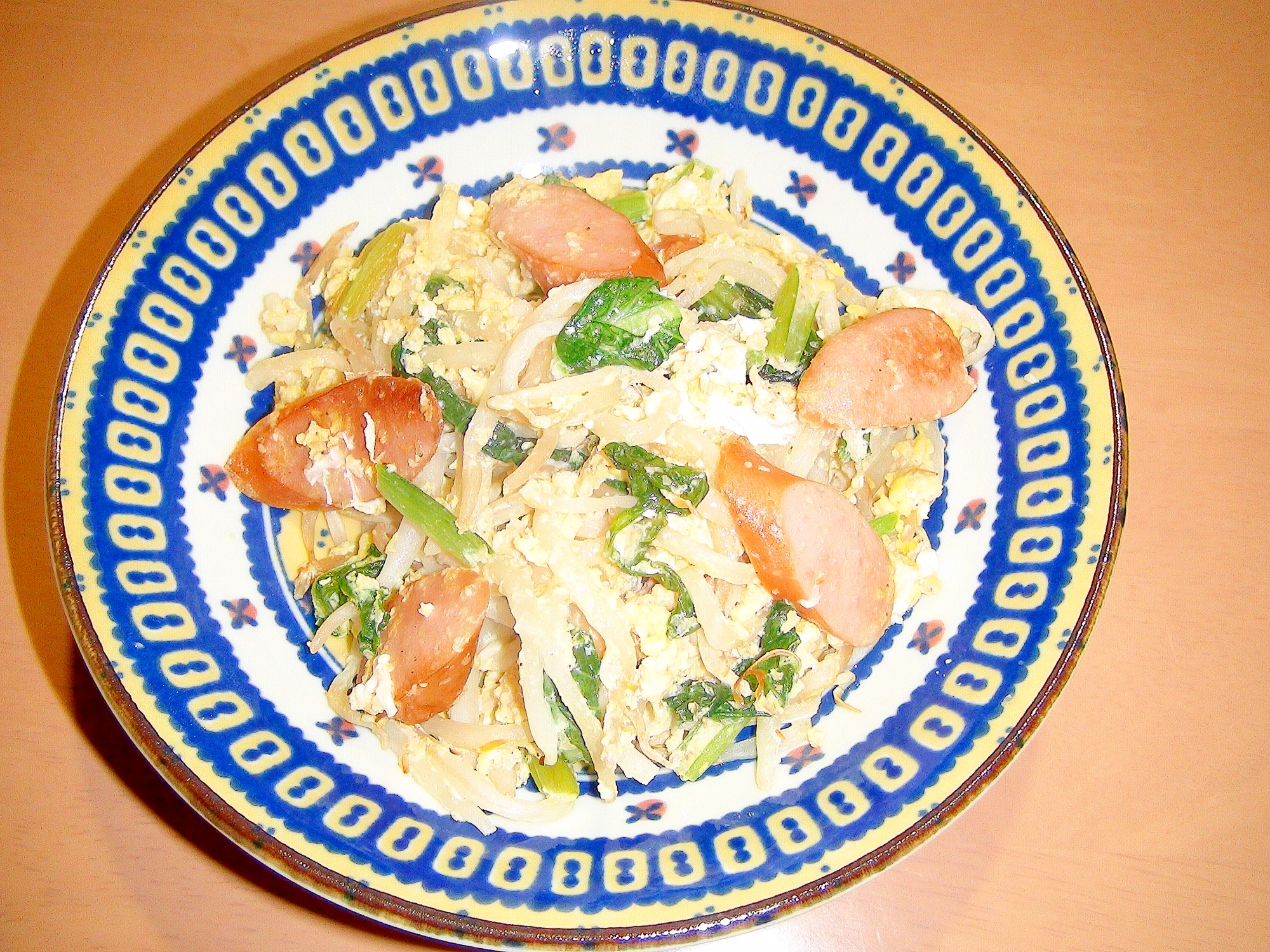 節約料理！もやし&小松菜&ウインナー&卵の、炒め物