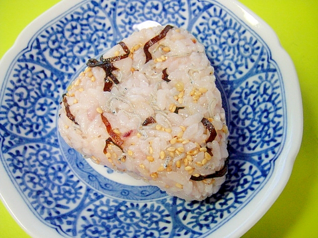 じゃこと塩昆布の酢飯雑穀おにぎり