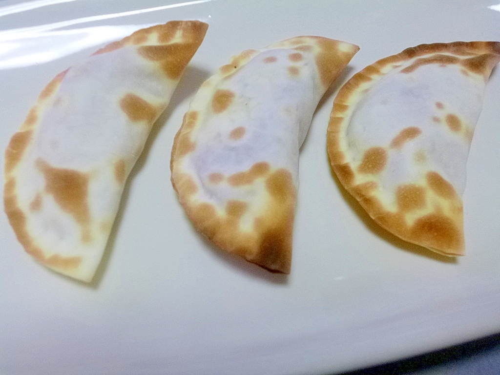 パリッとひとくち！餃子の皮でカルツォーネ風おつまみ