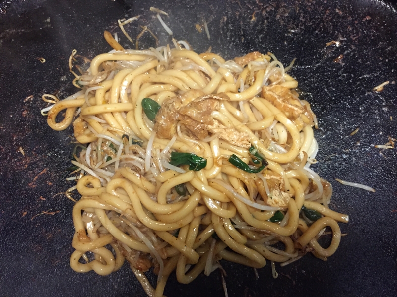 油揚げともやしの焼きうどん