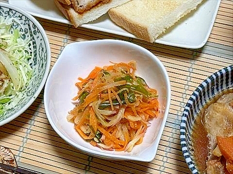 赤い大根、にんじんきゅうりにわかめで色々過ぎた和え