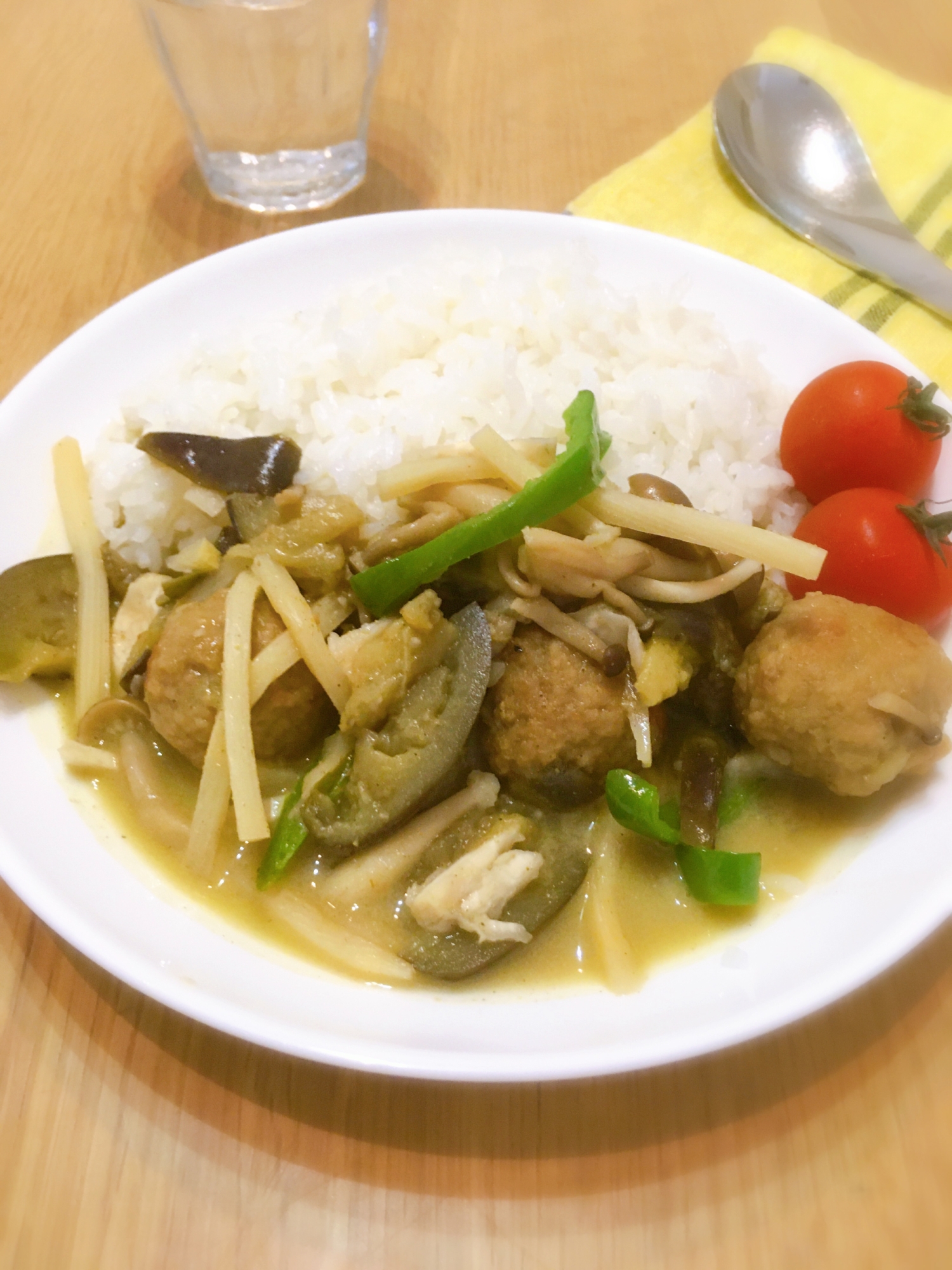 鶏団子で作るタイ風グリーンカレー