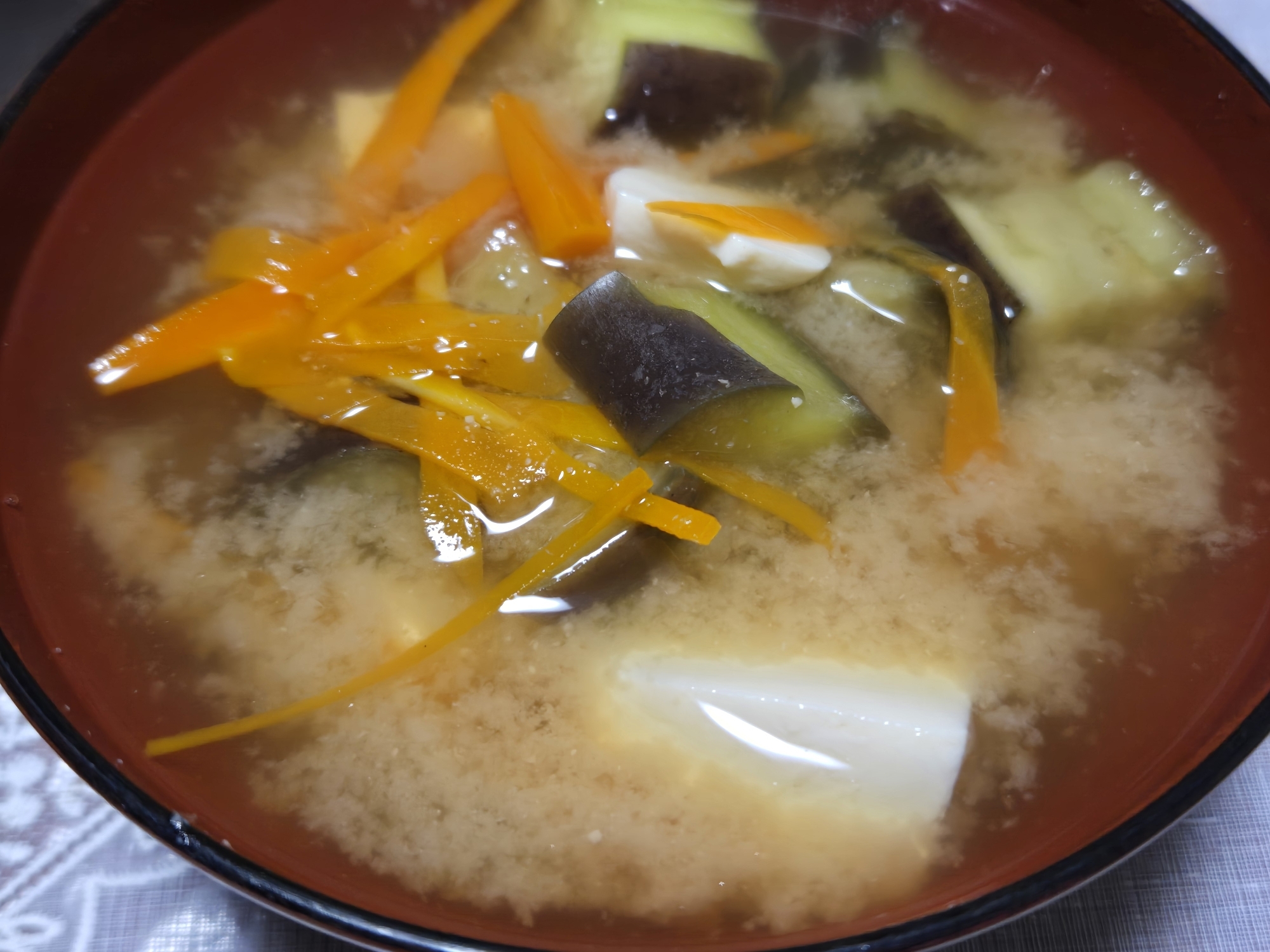 ナスと豆腐とにんじんのお味噌汁