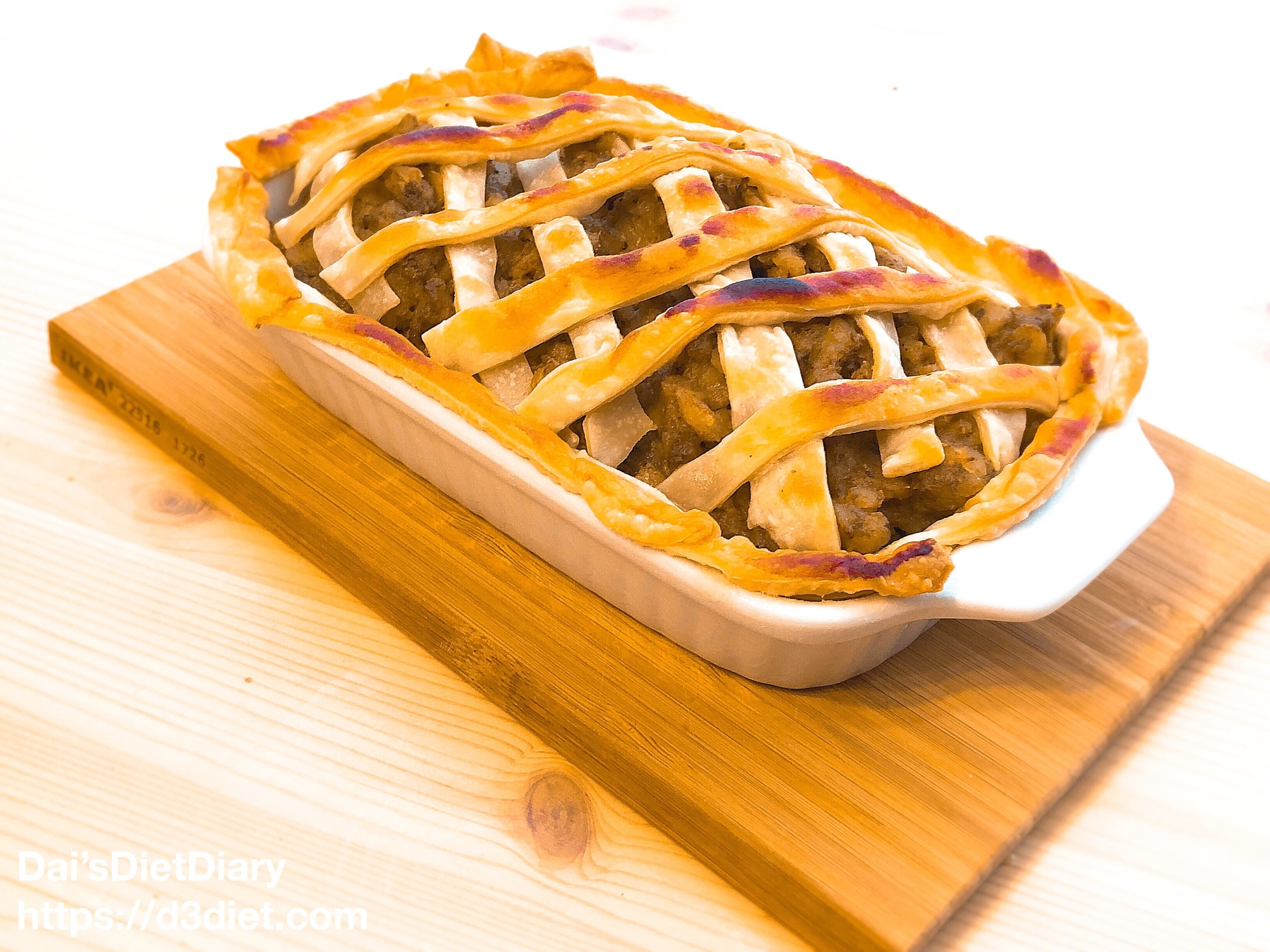 白いパイ皿に入ったレバーペーストとポテトのパイ