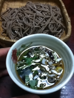 魚粉とごま油の効いたザル蕎麦