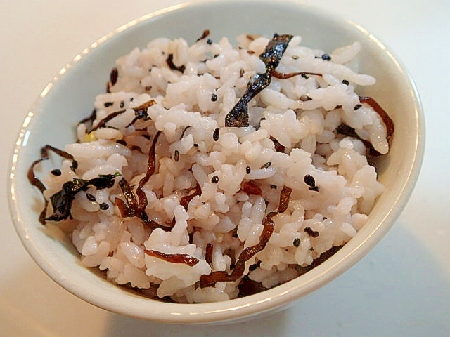 塩昆布と黒胡麻と刻み海苔の雑穀入り混ぜご飯