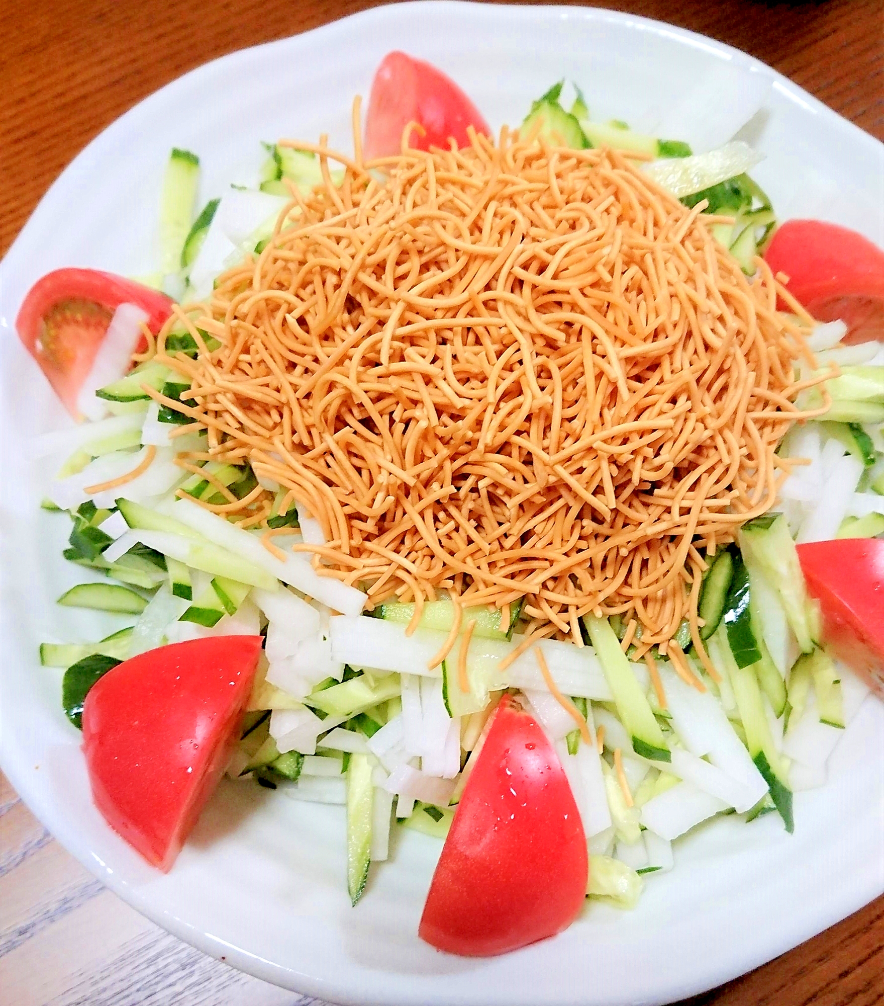 簡単！野菜たっぷり！揚麺で簡単パリパリサラダ♪