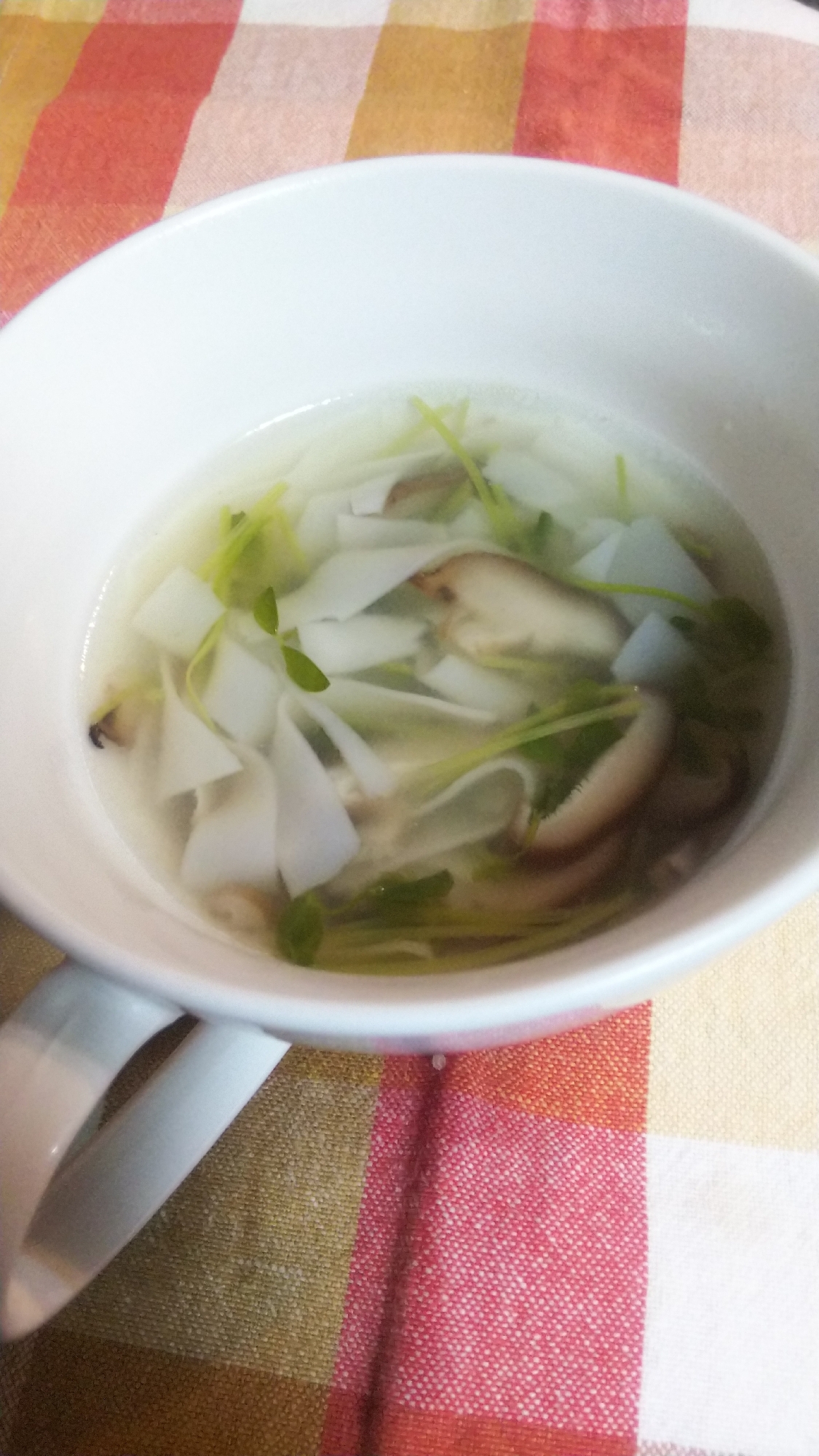 ツルツル美味しい☆餃子の皮と豆苗の中華スープ