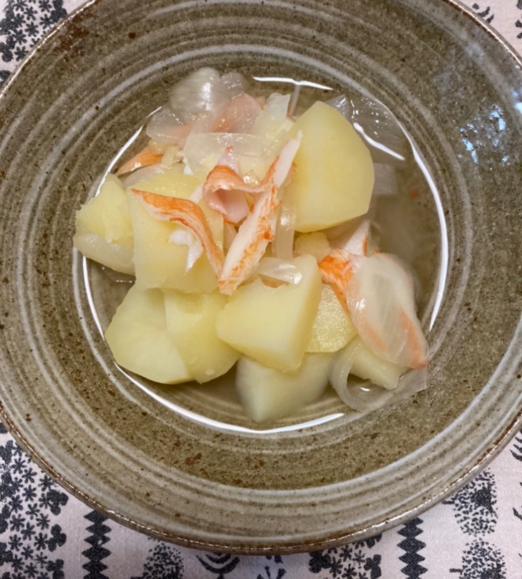 じゃがいもとカニカマの煮物