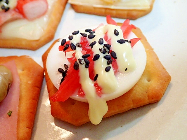 黒ごまマヨで　ゆで卵と紅生姜の焼きクラッカー