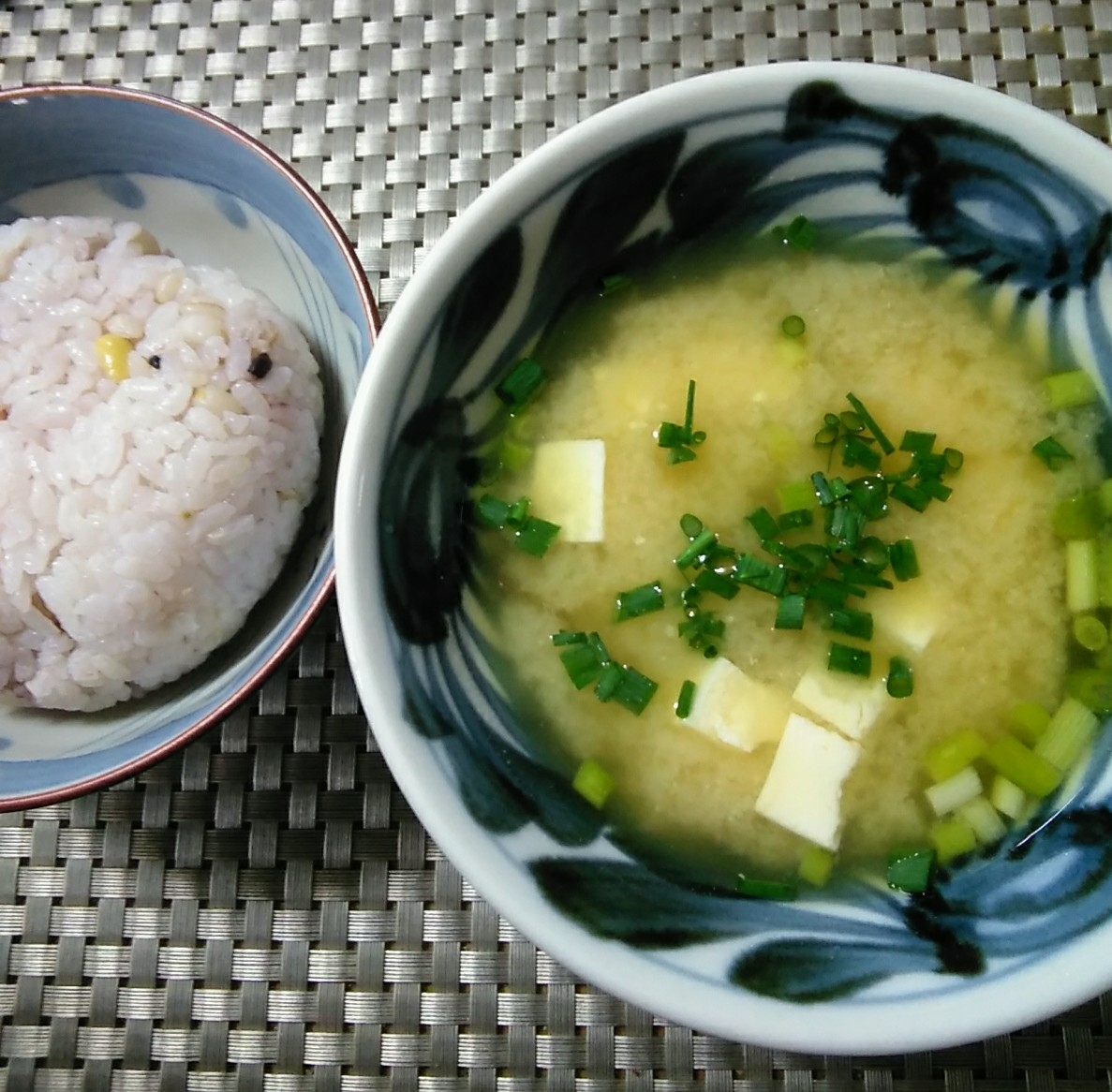 シンプルで美味しい生わかめと豆腐のお味噌汁