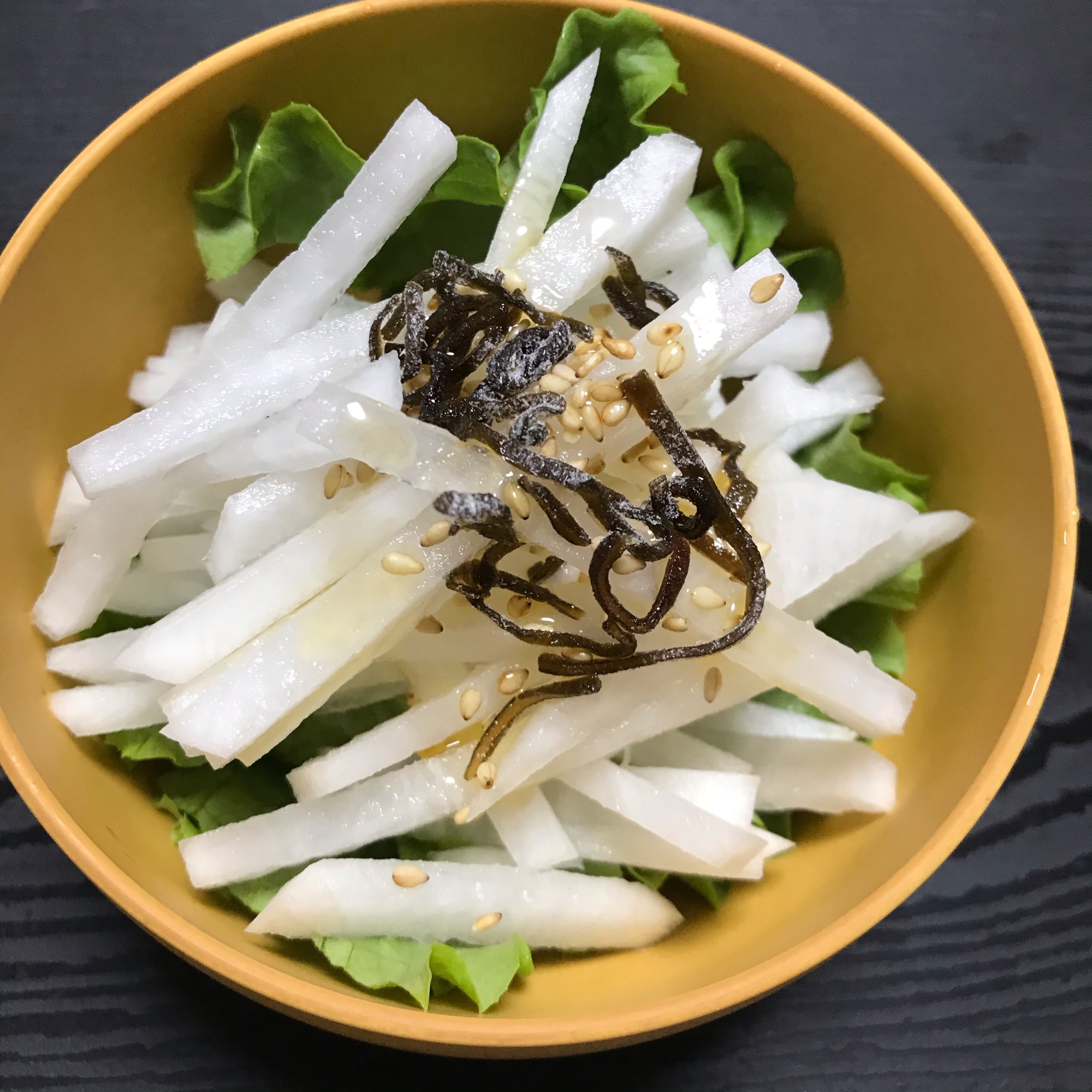 ごまの香りが食欲そそる☆大根と塩昆布サラダ