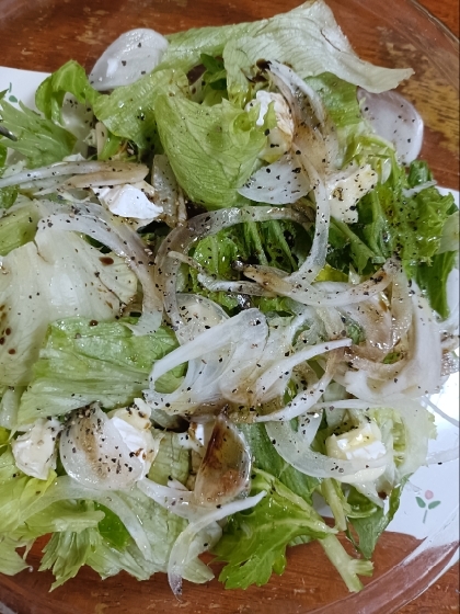 レタスとチーズのサラダ