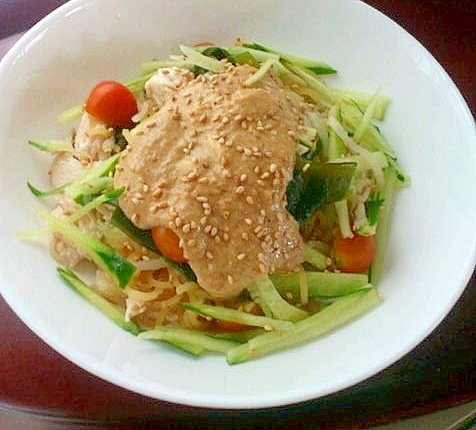 夏にピッタリ☆胡麻ドレサラダ麺