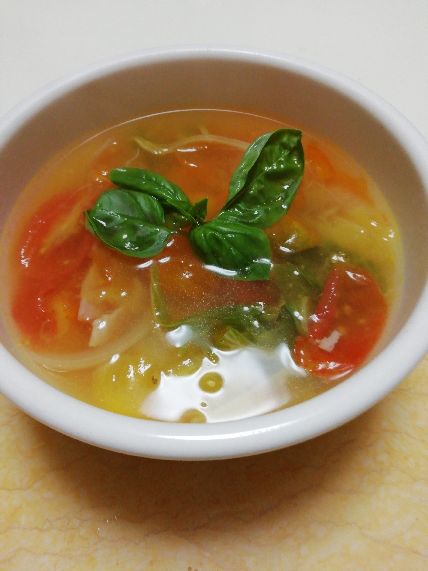 彩りピッコロトマトとセロリ葉のコンソメスープ