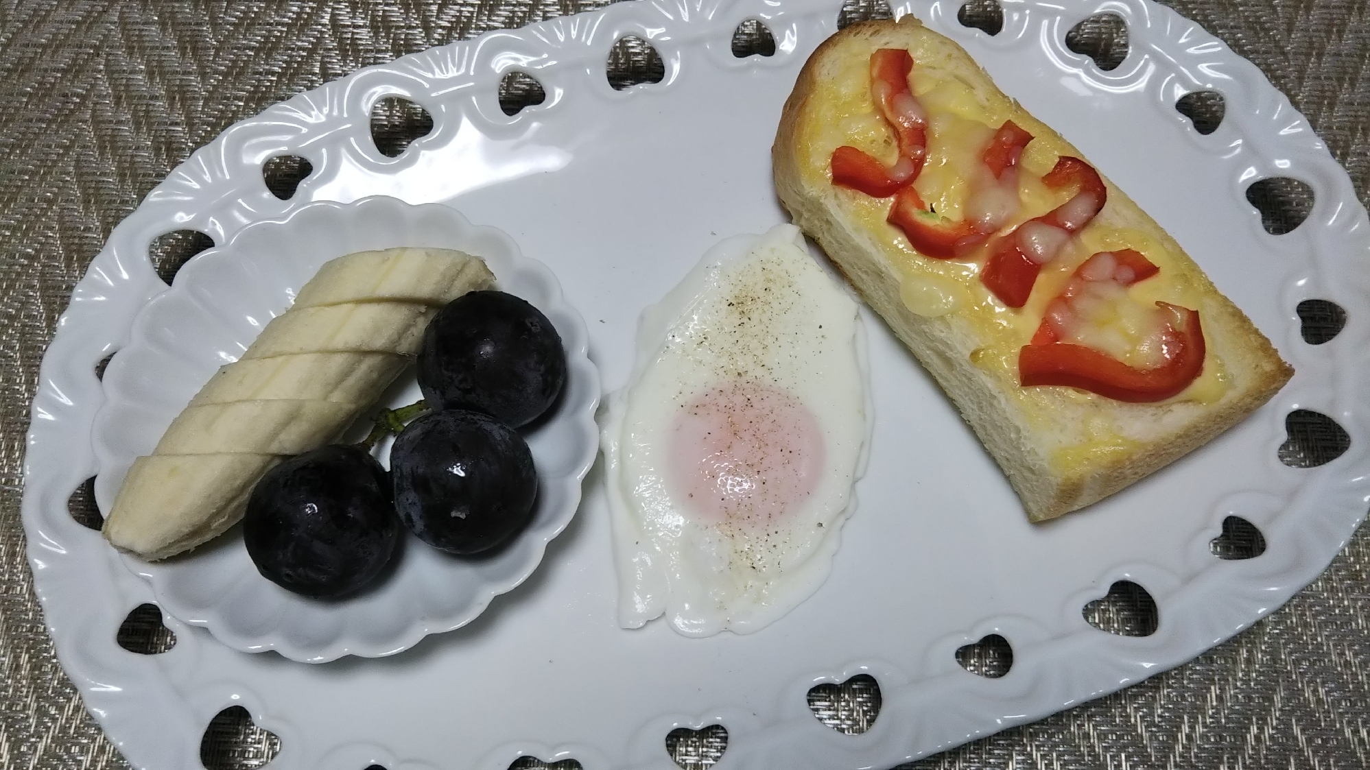 パプリカチーズトーストと目玉焼きとフルーツの朝食☆