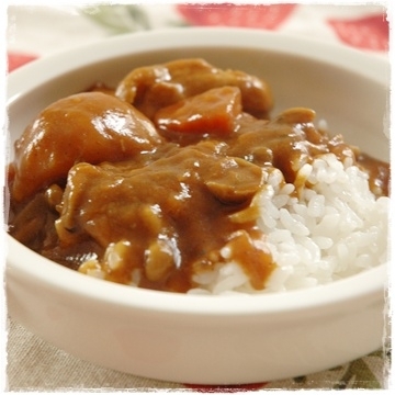 お腹すき過ぎて、昨日の夜は写真を撮らずに食べてしまって…
これは2日目カレーです(^。^;)
暑いと辛いもの食べたくなるんですよね！
レンジで時短、助かります♪