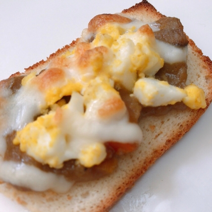 カレーとゆで卵のチーズトースト