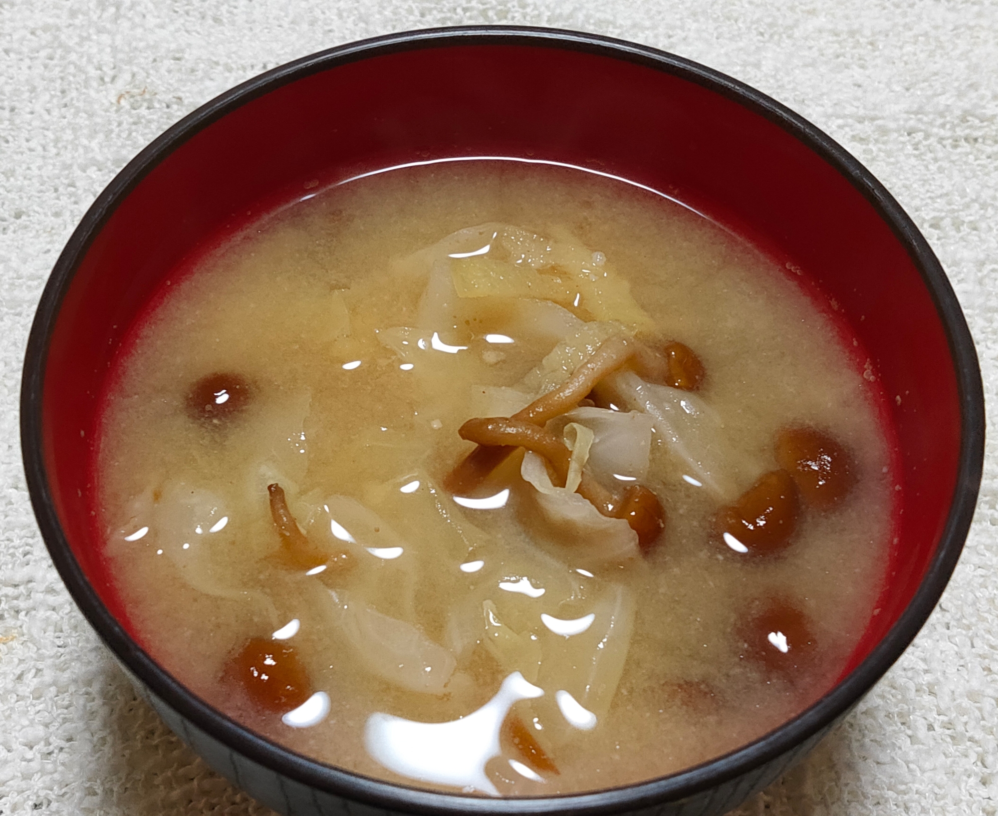 キャベツとナメコの味噌汁