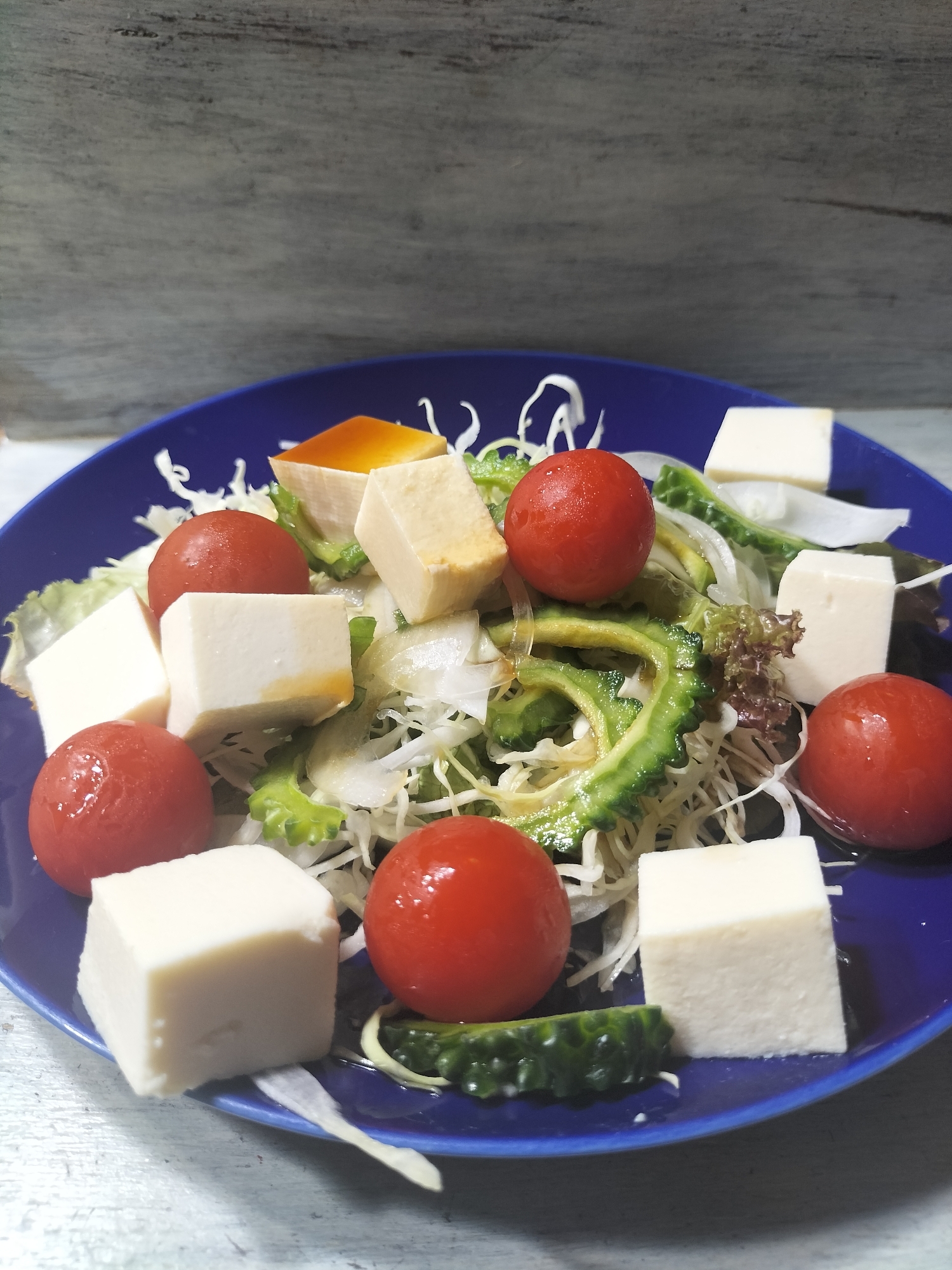 ゴーヤとごろごろミニトマトのヘルシーサラダ