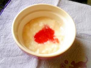 白い器に盛り付けられたいちごのパンがゆ