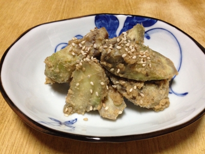 すりごまを作りレンジで蒸したナスとあえました。胡麻味噌に生姜が以外と新鮮でよくあいあっさりと美味しくいただきました。