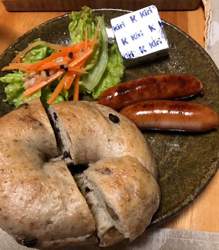 ベーグルとウインナーの朝ごはんプレート