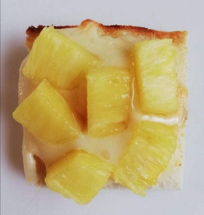 パイナップルはちみつチーズトースト