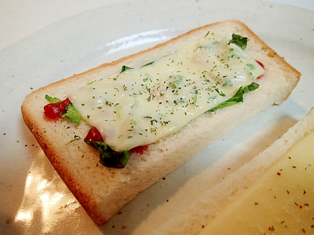ケチャ/パセリで　サラダ菜とチーズのトースト