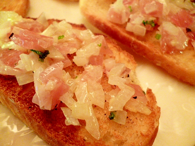 ヨーグルトの風味が爽やか☆生ハムのブルスケッタ