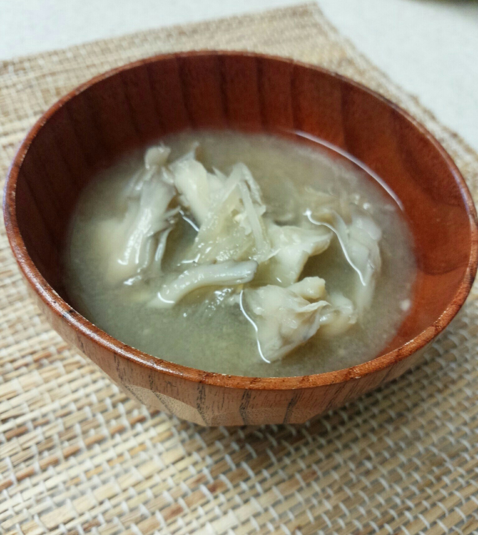 舞茸と大根のつまの味噌汁