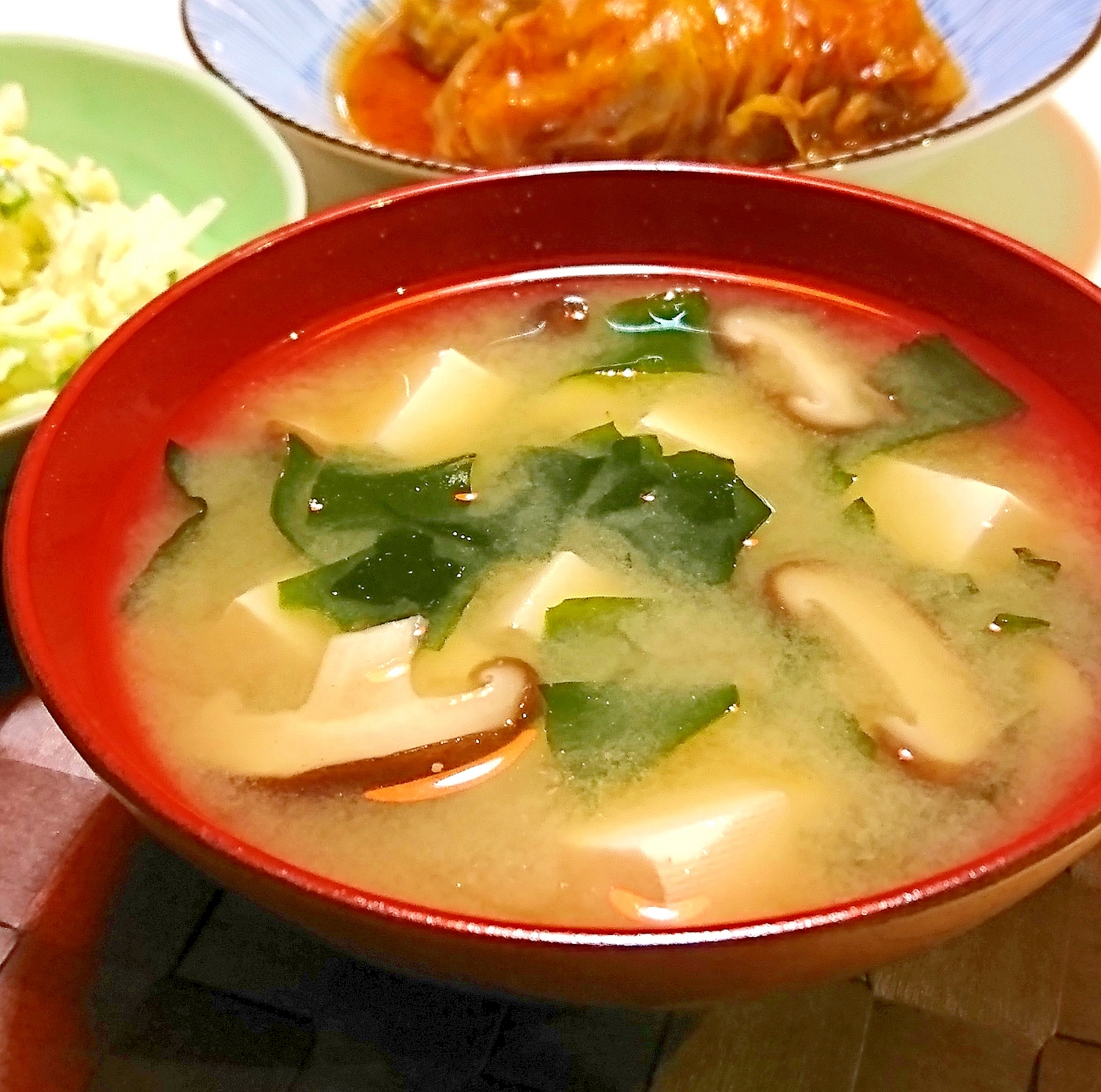 豆腐とわかめと椎茸のお味噌汁